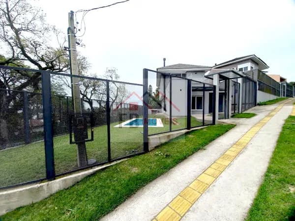 Casa com 3 Quartos e 3 banheiros à Venda, 210 m² por R$ 1.950.000