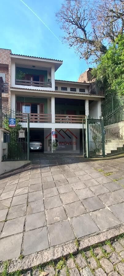 Casa com 3 Quartos e 3 banheiros à Venda, 330 m² por R$ 1.150.000