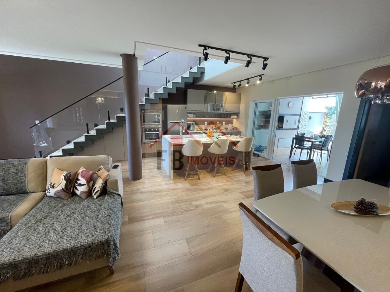 Casa Alto Padrão – 3 Suítes, Piscina e Vista para o Lago