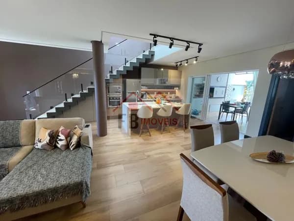 Casa Alto Padrão – 3 Suítes, Piscina e Vista para o Lago