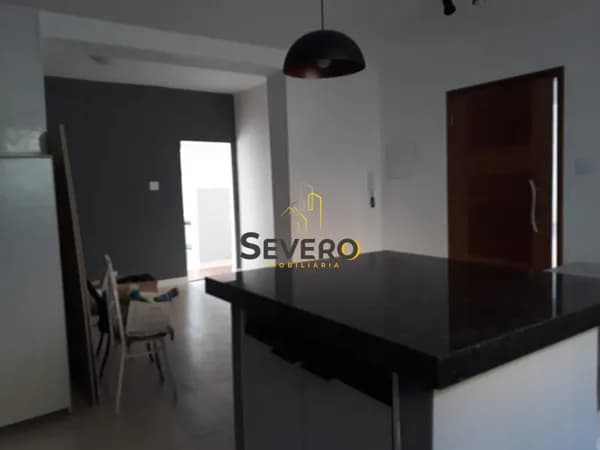 Casa Padrão - Casa de Vila Totalmente Reformada com 4 Quartos, Varandão e Amplo Terreno de 900m²