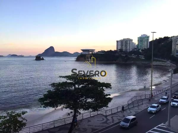 Apartamento com vista Panorâmica para os cartões postais: Pão de Açúcar, Cristo Redentor, Fortaleza de Santa Cruz.... Pé na areia!!