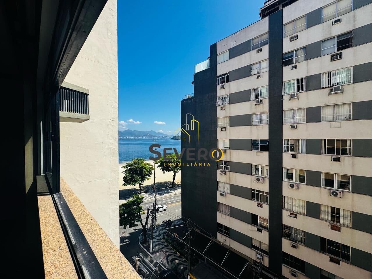 Apartamento Varanda, 04 quartos e 02 vagas na quadra da Praia de Icaraí