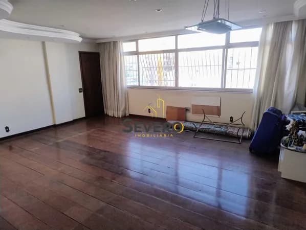 Amplo apartamento (160m²) com 3qt, suíte e vaga, no miolo de Icaraí