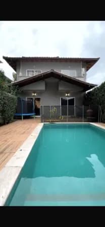 Casa com 4 Suítes, Piscina e Segurança 24h Próxima às Praias