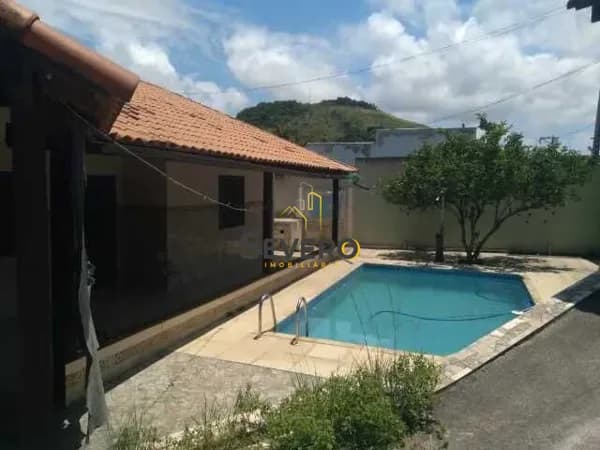Casa com piscina de alvenaria em Lote de 450m²