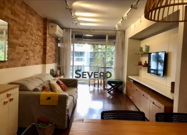 Apartamento localizado na segunda quadra da praia.