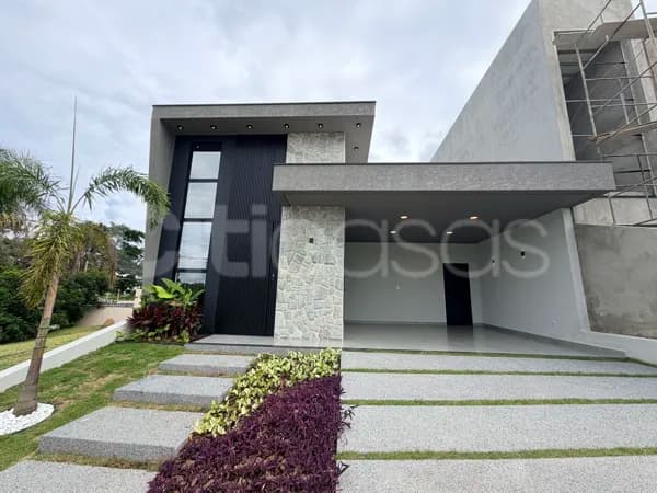Casa com Piscina, no Condomínio Campos do Conde