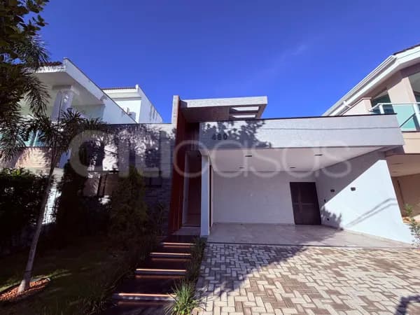Casa com Piscina em Condomínio no Residencial Ibiti Royal