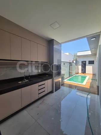Casa com Piscina em Condomínio Jardim