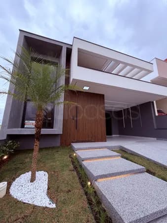 Casa com Piscina no Condomínio Helena Maria