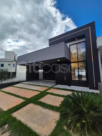 Casa com Piscina, no Condomínio Campos do Conde