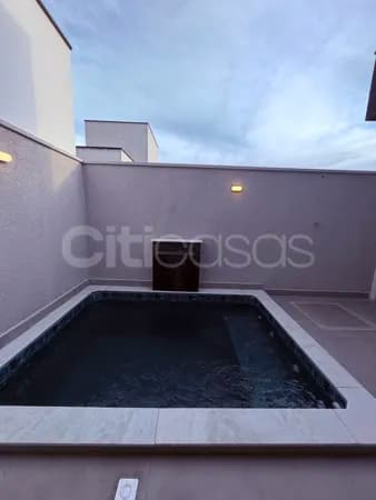 Casa com Piscina em Condomínio Villagio Ipanema