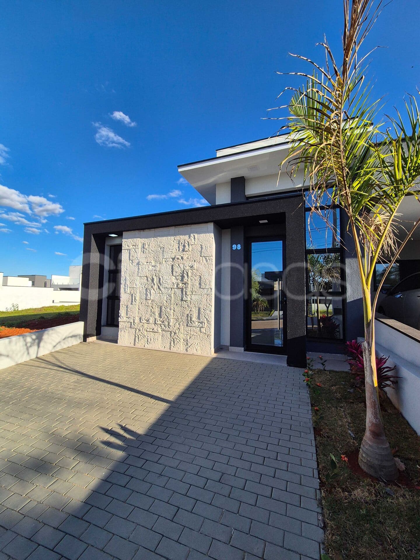 Casa com Piscina em Condomínio Jardim
