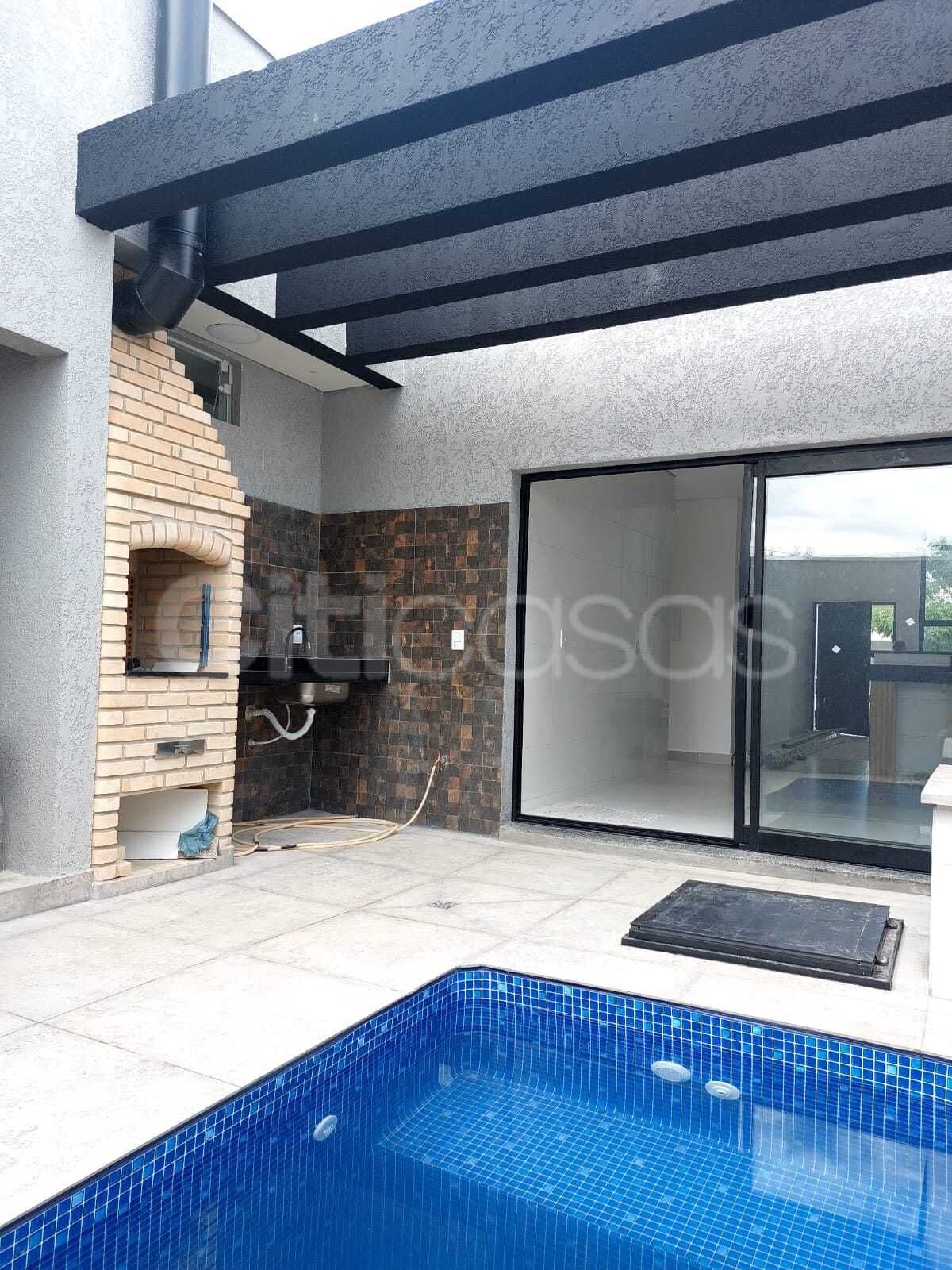 Casa com Piscina em Condomínio Villagio Ipanema