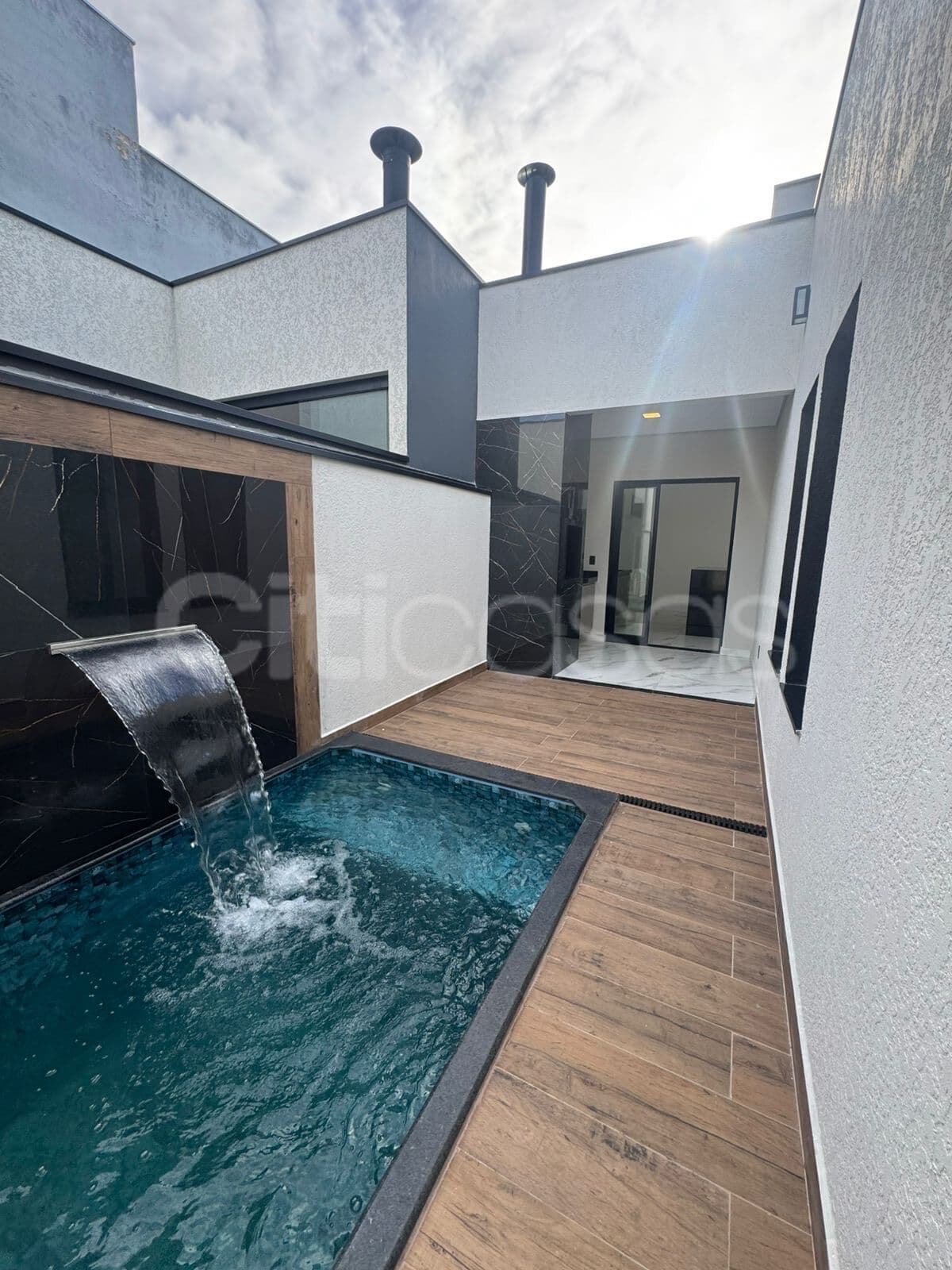 Casa com Piscina em Condomínio Villagio Ipanema