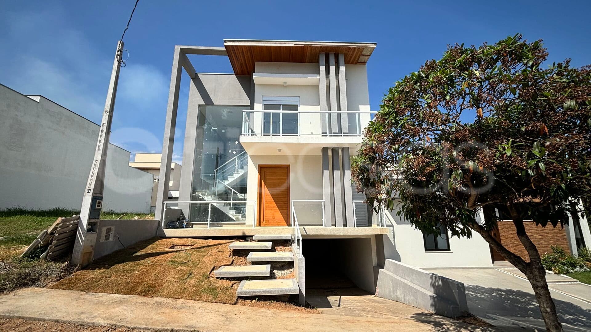 Casa com Piscina Estilo Praia no Condomínio no Residencial Terras de São Francisco