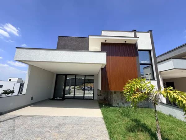 Casa com Piscina no Condomínio Helena Maria