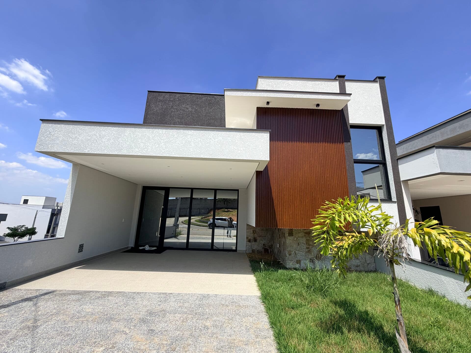 Casa com Piscina no Condomínio Helena Maria
