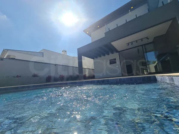 Sobrado com Piscina, no Condomínio Campos do Conde, no Cajurú, distrito do Éden Sorocaba