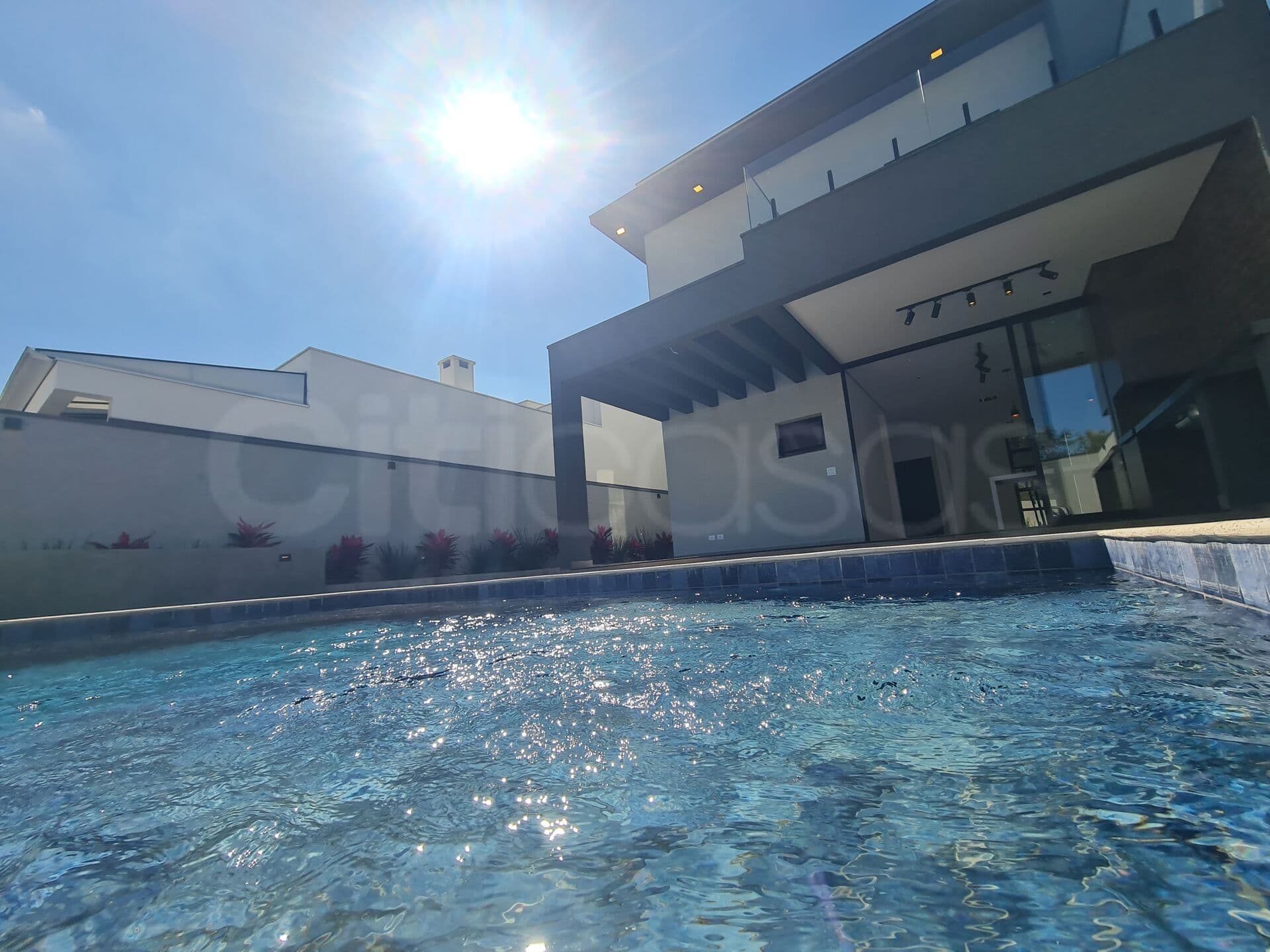 Sobrado com Piscina, no Condomínio Campos do Conde, no Cajurú, distrito do Éden Sorocaba