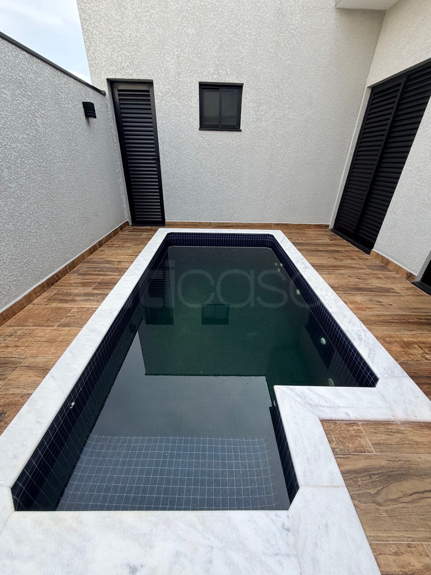 Casa com Piscina em Condomínio no Residencial Helena Maria