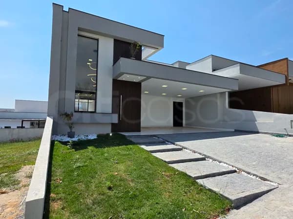 Casa com Piscina, no Condomínio Campos do Conde