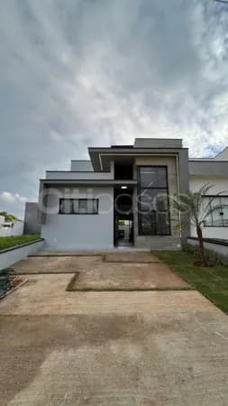 Casa com Piscina em Condomínio Jardim