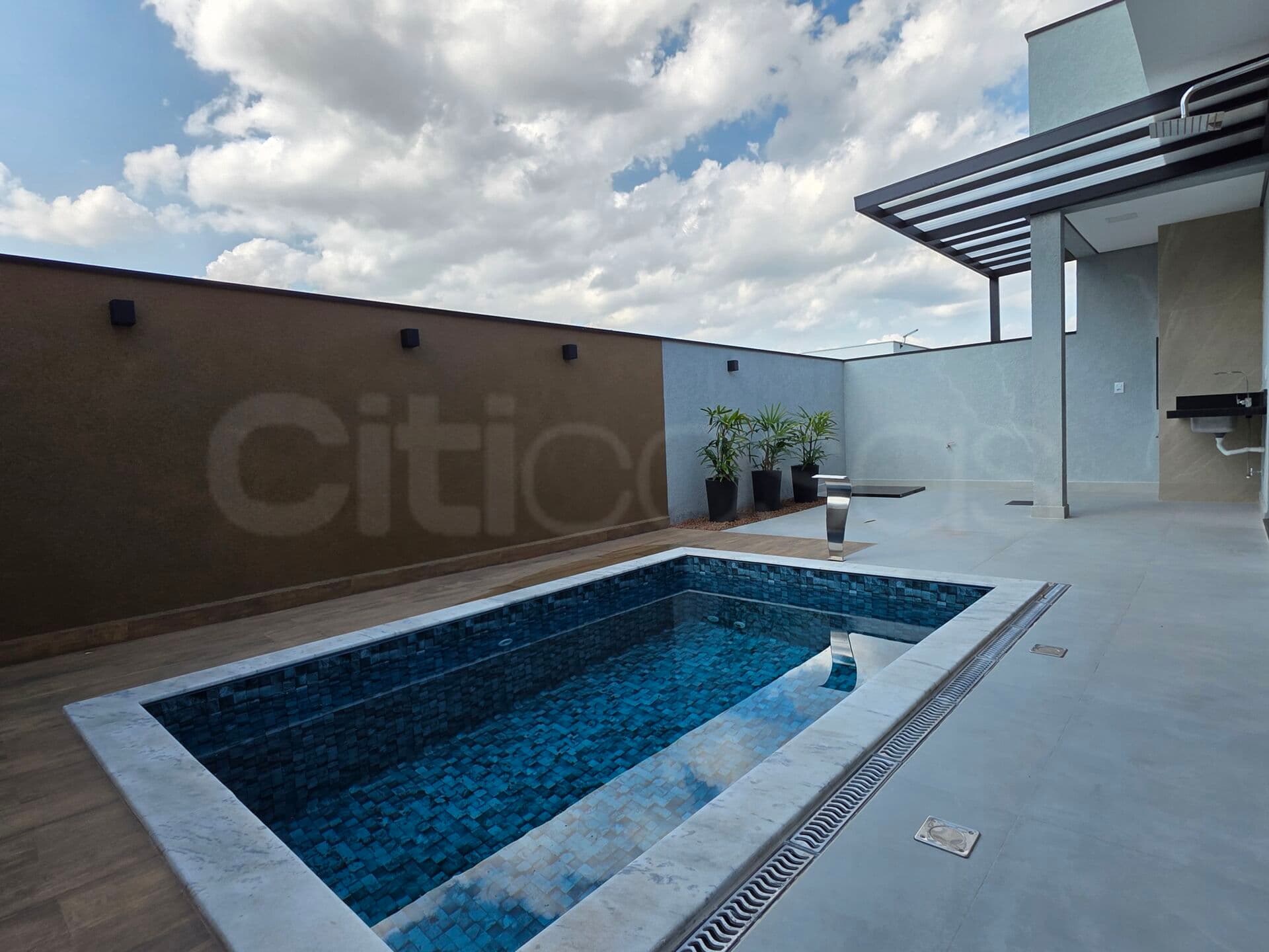 Casa com Piscina, no Condomínio Campos do Conde