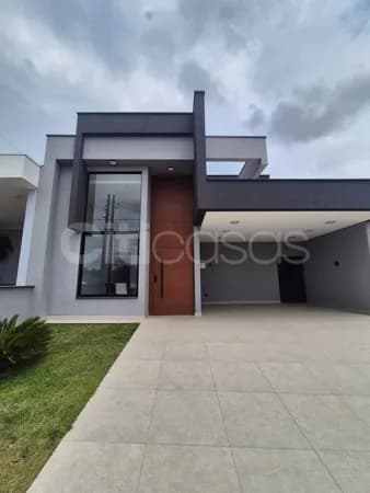 Casa com Piscina, no Condomínio Campos do Conde