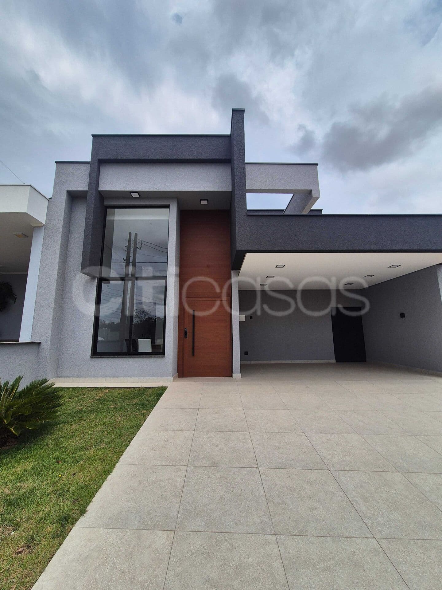 Casa com Piscina, no Condomínio Campos do Conde