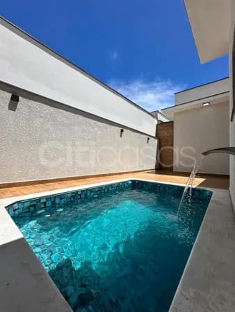 Casa com Piscina, em Condomínio no Residencial Villagio Wanel