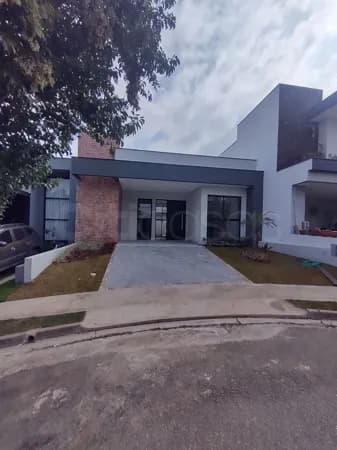 Casa com Piscina em Condomínio no Terras de São Francisco