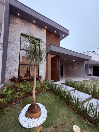 Casa com Piscina, no Condomínio Le France