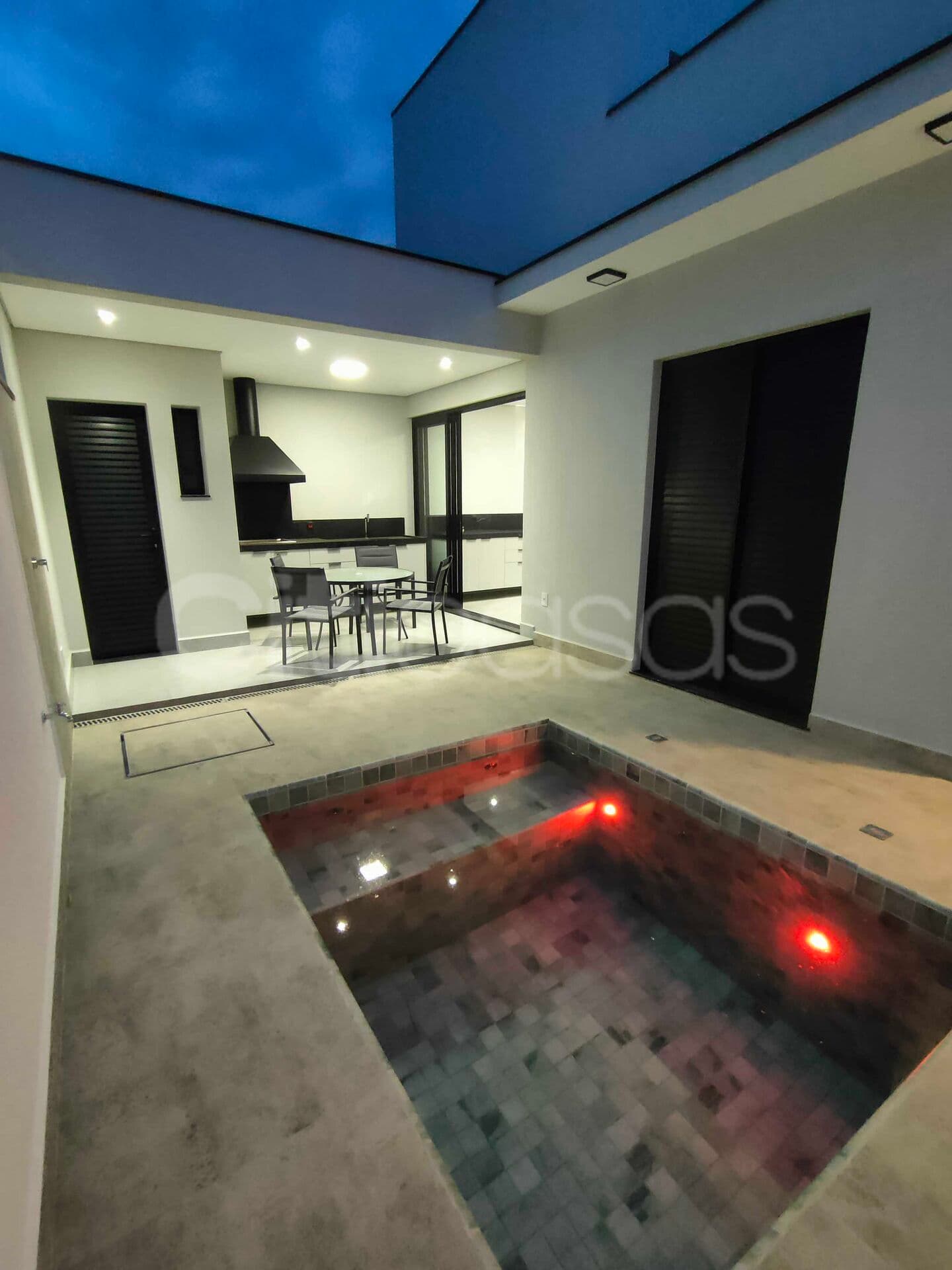Casa com Piscina em Condomínio no Terras de São Francisco