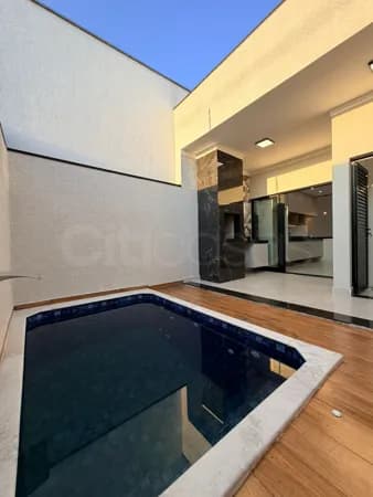 Casa com Piscina em Condomínio Residencial Jardim, Sorocaba-SP