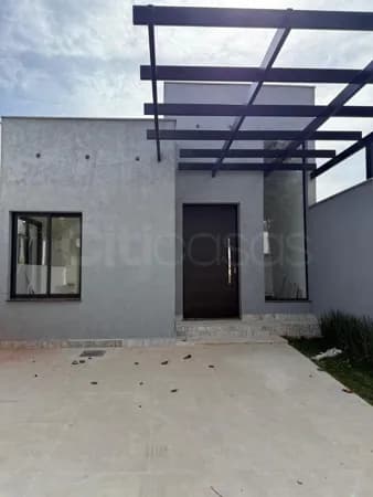 Casa com Piscina em Condomínio Jardim