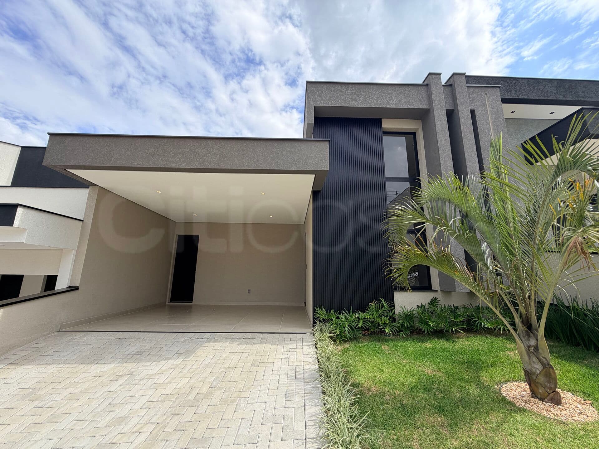 Casa com Piscina, Mobiliada e Decorada em Condomínio Helena Maria, Sorocaba