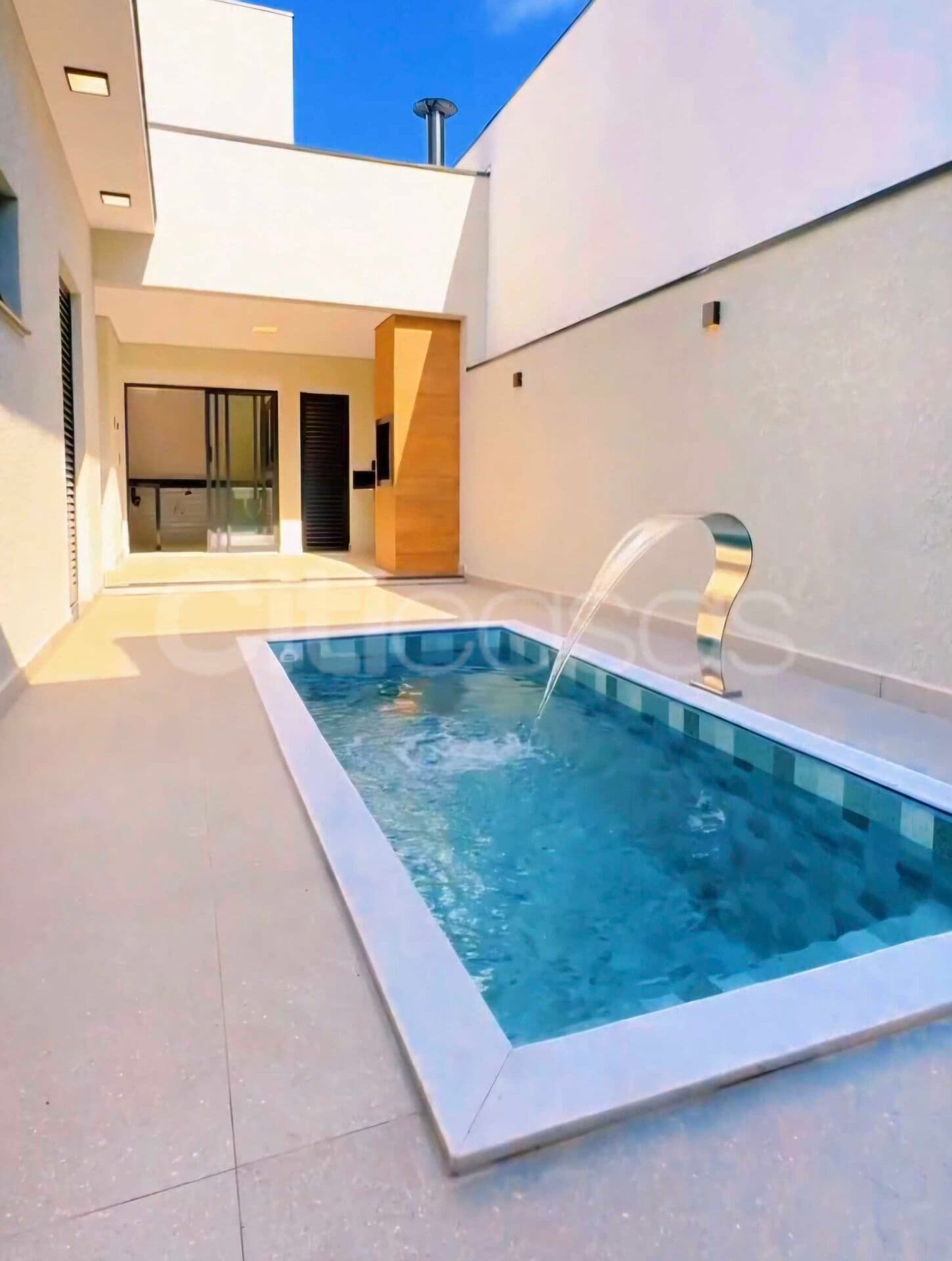 Casa com Piscina, em Condomínio no Residencial Villagio Wanel