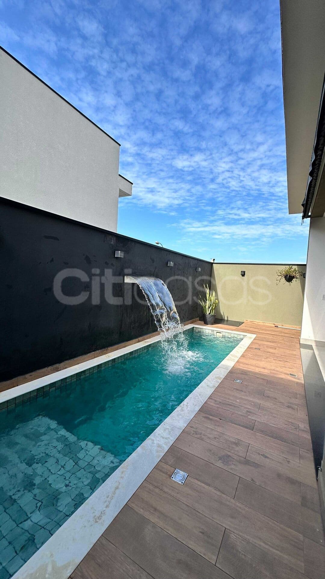 Sobrado mobiliado, de esquina, em Condomínio com Piscina, Horto Florestal Villagio, Sorocaba/SP