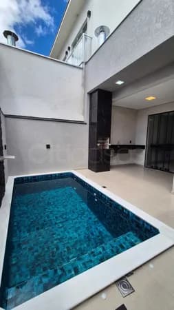 Casa em Condomínio com Piscina e Suíte Master com closet