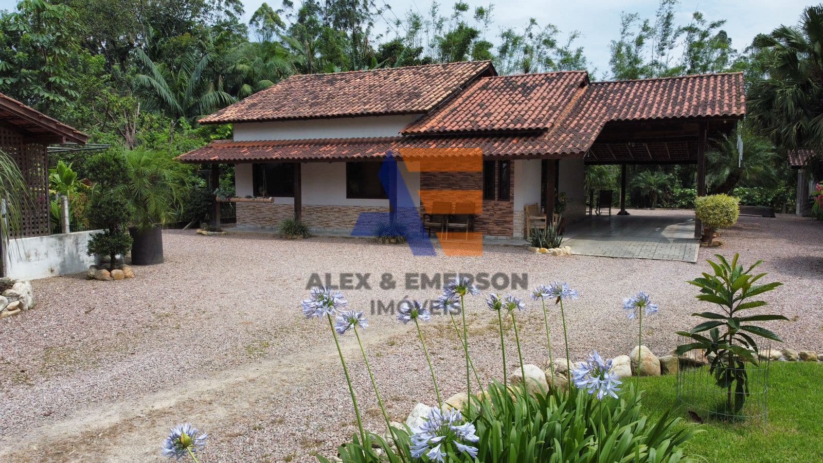 Duas casas em um Amplo Terreno A venda