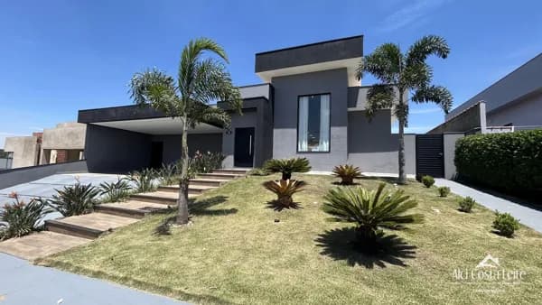 Casa com piscina e 3 suítes + Home office + Energia Solar - Porteira fechada!!