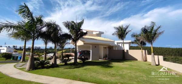 Casa para venda com 3 suítes e piscina!