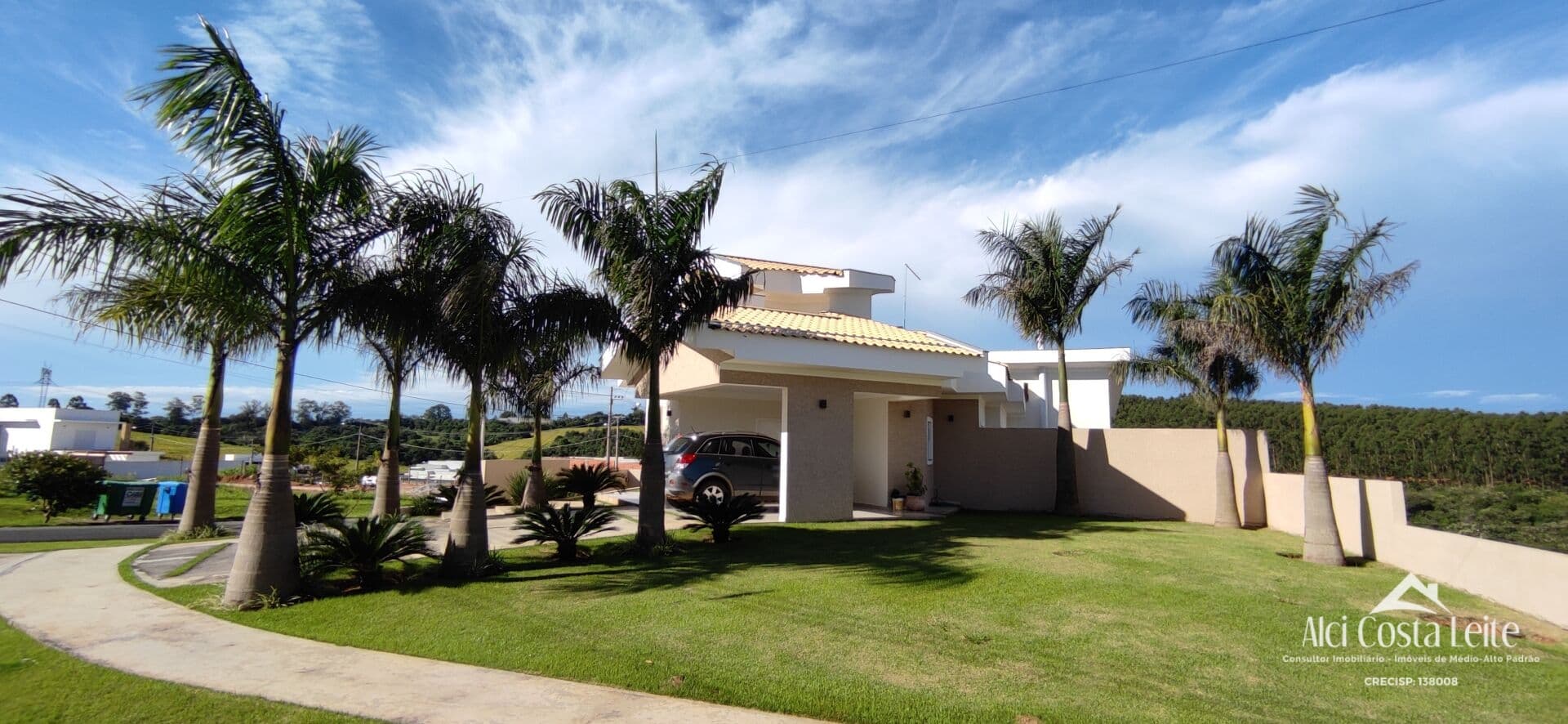 Casa para venda com 3 suítes e piscina!