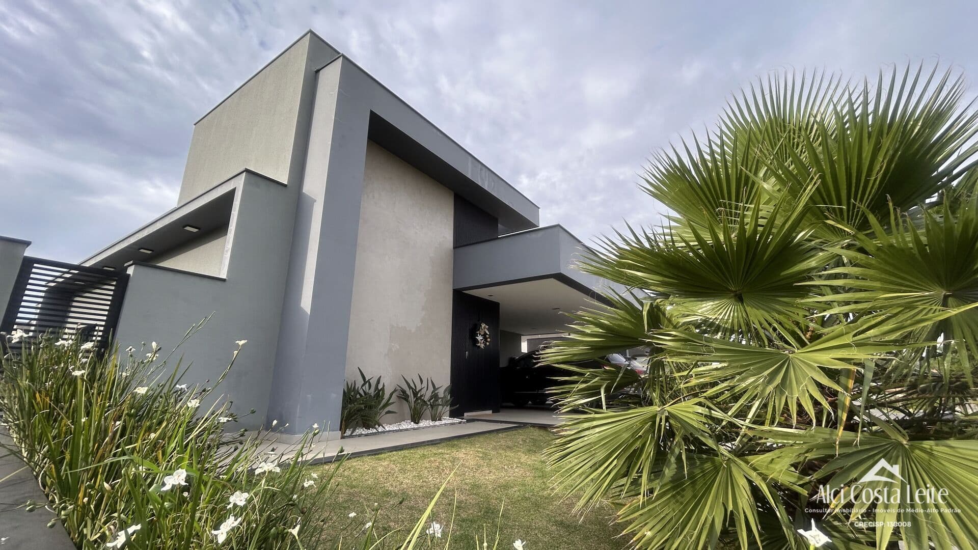 Casa super moderna, com 3 suítes e piscina. Porteira Fechada