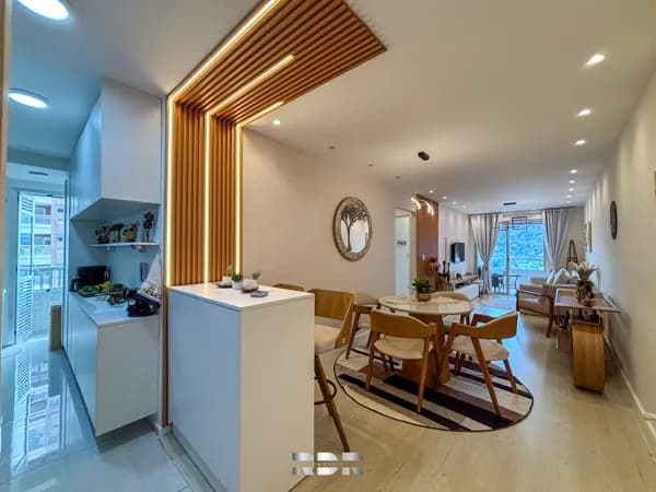 Apartamento com decoração moderna, layout diferenciado, vista livre e churrasqueira tradicional a carvão