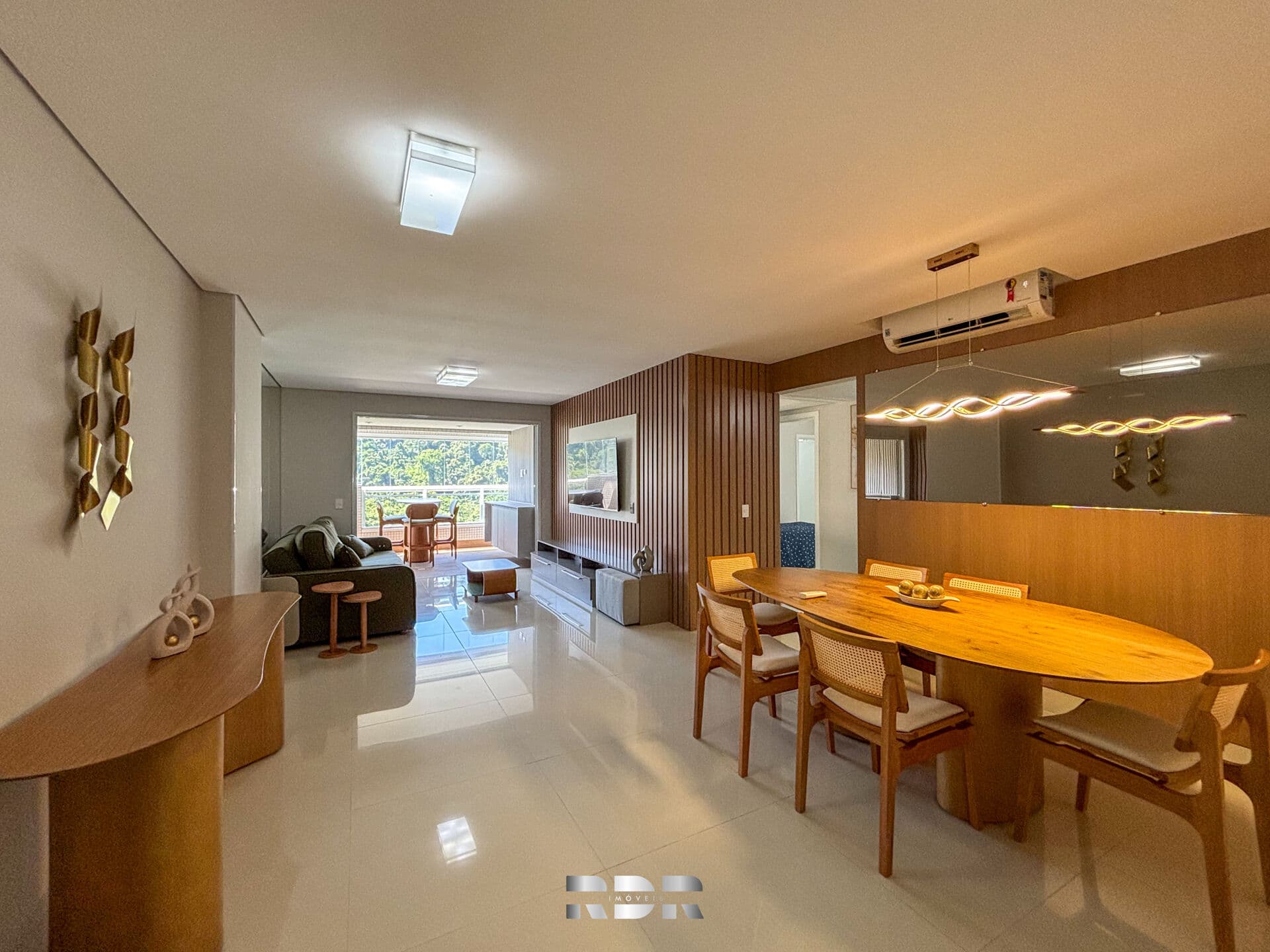 Apartamento luxuoso com vista para o mar, para a reserva do Itaipú, 4 suítes e 3 vagas privativas