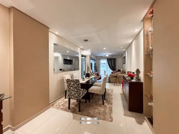 Apartamento mobiliado e com 3 suítes, à venda a poucos metros da praia