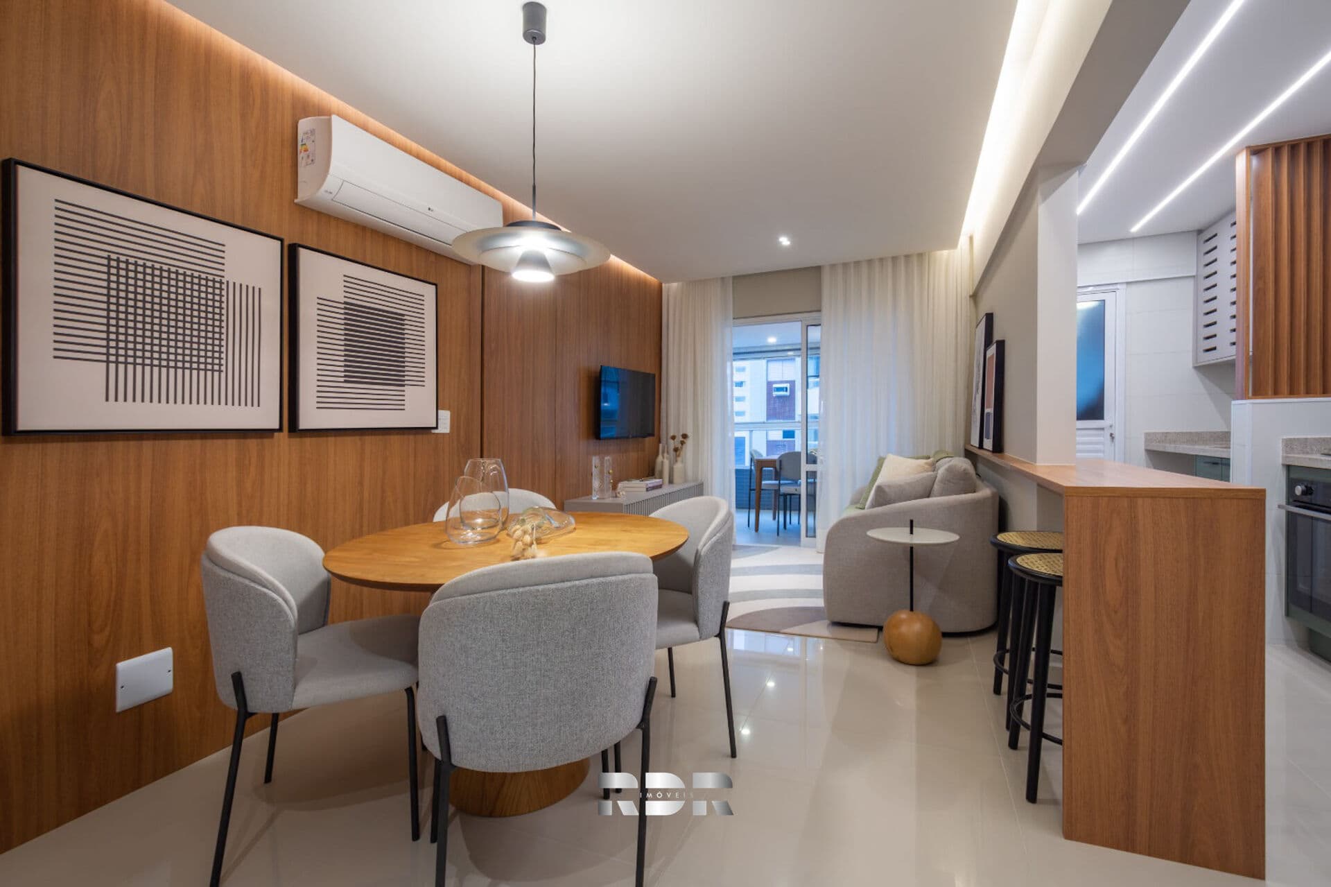 Apartamento com 2 suítes, totalmente mobiliado com móveis Todeschini